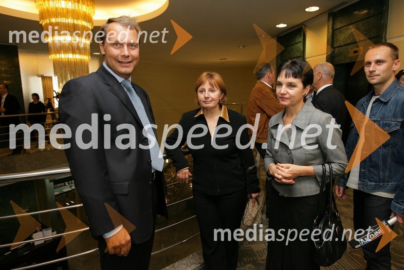 Dr. Andrej Vizjak, direktor A.T. Kearney, Tatjana Fink, glavna direktorica podjetja Trimo d.d. in Vida Petrovčič, novinarka na RTV SlovenijaPredstavitev knjige Branka Žibreta: Strateška nabava in okrogla miza: Kako kupiti ceneje in več znanja