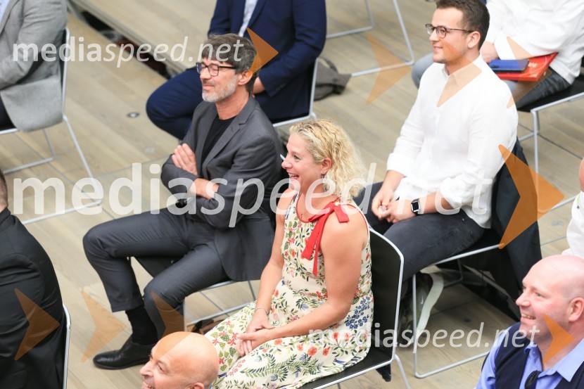  Valter Sirk, vina Sirk;  Ana Roš Stojan, kuharska mojstrica in najboljša chefinja na svetu po izboru akademije The World's 50 Best Restaurants ter direktorica Hiše FrankoRazglasitev Michelinovih zvezdic v Sloveniji