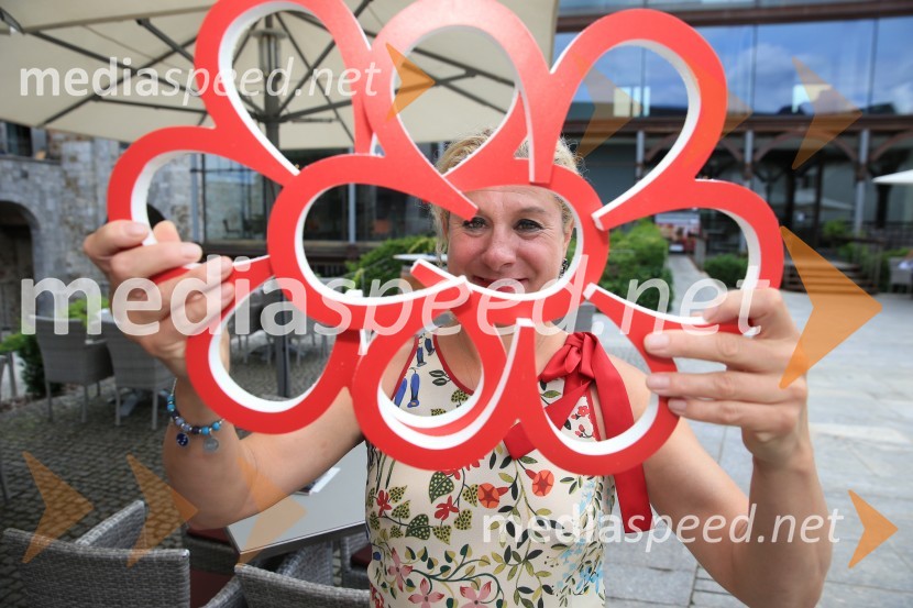  Ana Roš Stojan, kuharska mojstrica in najboljša chefinja na svetu po izboru akademije The World's 50 Best Restaurants ter direktorica Hiše FrankoRazglasitev Michelinovih zvezdic v Sloveniji