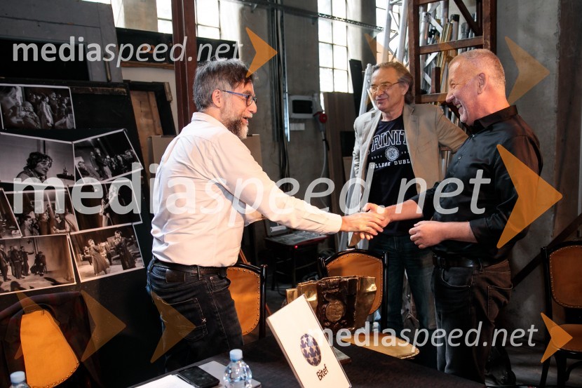  Ivan  Medenica, gledališki kritik;   Igor  Samobor, igralec, ravnatelj SNG Drama Ljubljana;  Ivica Buljan, režiserNovinarska konferenca ob razgrnitvi programa 54. festivala BITEF in podelitvi festivalskih nagrad