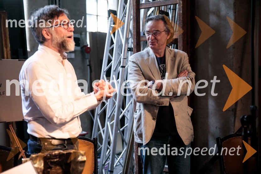  Ivan  Medenica, gledališki kritik, umetniški direktor festivala BITEF;   Igor  Samobor, igralec, ravnatelj SNG Drama LjubljanaNovinarska konferenca ob razgrnitvi programa 54. festivala BITEF in podelitvi festivalskih nagrad