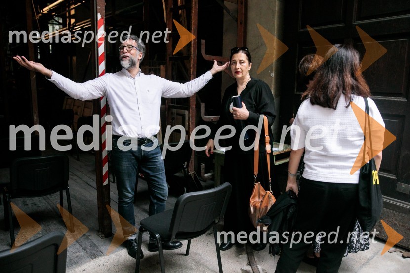  Ivan  Medenica, gledališki kritik, umetniški direktor festivala BITEF;  ... ;  ... Novinarska konferenca ob razgrnitvi programa 54. festivala BITEF in podelitvi festivalskih nagrad