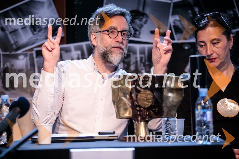  Ivan  Medenica, gledališki kritik, umetniški direktor festivala BITEF;  ... Novinarska konferenca ob razgrnitvi programa 54. festivala BITEF in podelitvi festivalskih nagrad