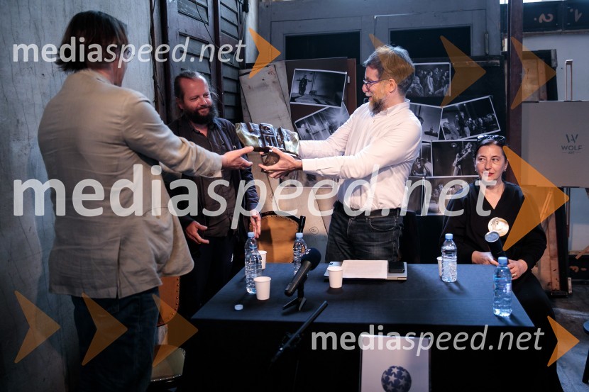   Igor  Samobor, igralec, ravnatelj SNG Drama Ljubljana;  Sebastijan  Horvat, režiser;  Ivan  Medenica, gledališki kritik, umetniški direktor festivala BITEF;  ... Novinarska konferenca ob razgrnitvi programa 54. festivala BITEF in podelitvi festivalskih nagrad