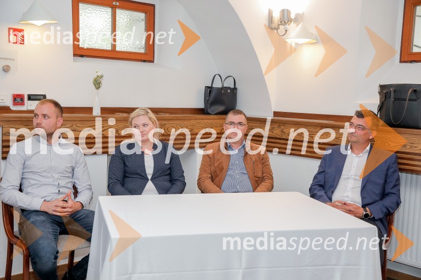  Tilen Lenarčič, prodaja AC Mobil;  Romana  Rosnaky, direktorica prodaje in marketinga, AC-Mobil d.o.o.;  ... ;  Samo Turk, CEO, AC - Mobil, d.o.o.Nova Honda Jazz hibrid