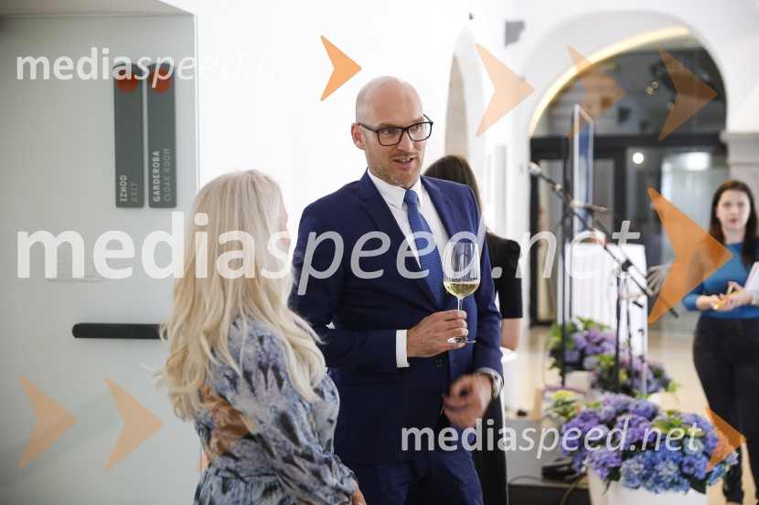  Madea Mojca Majhen, direktorica agencije Paideia Events;  Urban  Korenjak, direktor trženja EuroplakatKončno v živo: Predstavitev novih standardov pri organizaciji dogodkov v prihodnje