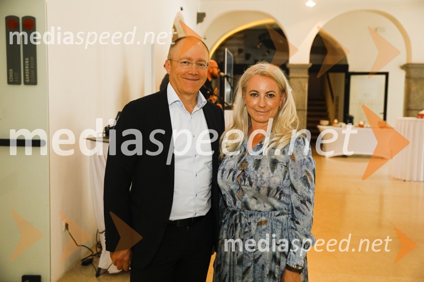  Tadej Sax, Lexpera;  Mojca Majhen, agencija Paideia d.o.o.Končno v živo: Predstavitev novih standardov pri organizaciji dogodkov v prihodnje