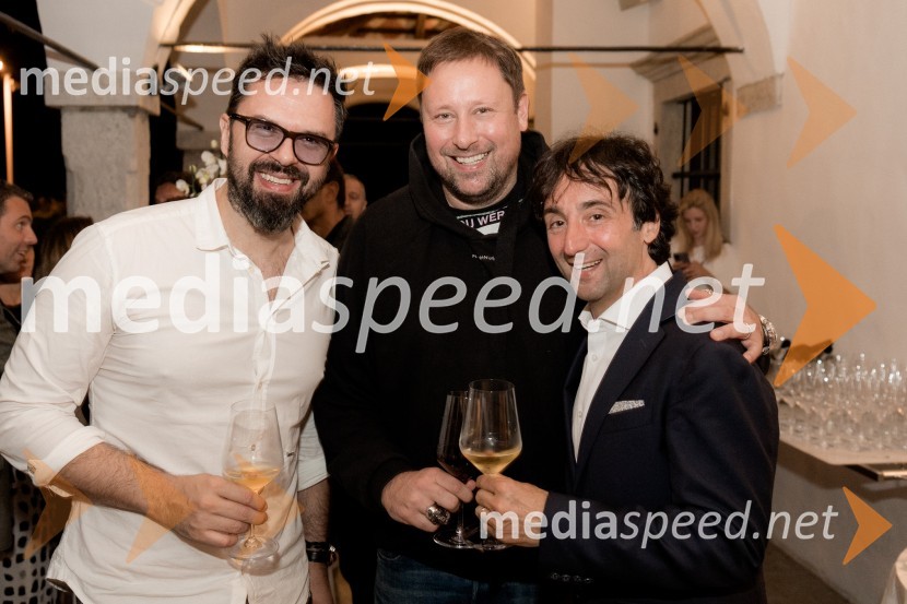  Petar Grašo, pevec;  Uroš Umek, DJ;  Tomaž Kavčič, kuharski mojster, Pri Lojzetu, Zemono, podpredsednik BASSPogostitev pri Tomažu Kavčiču ob prejemu Michelinove zvezdice