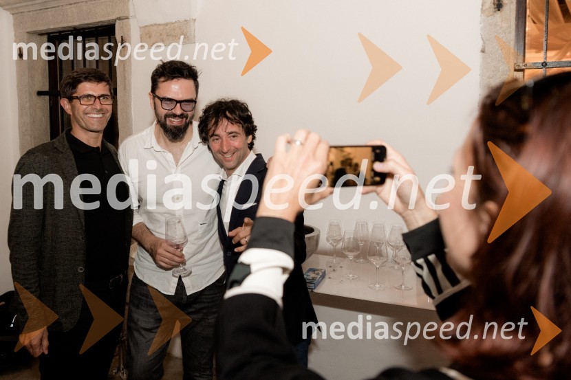  Matjaž Rakovec, župan Mestne občine Kranj;  Petar Grašo, pevec;  Tomaž Kavčič, kuharski mojster, Pri Lojzetu, Zemono, podpredsednik BASSPogostitev pri Tomažu Kavčiču ob prejemu Michelinove zvezdice