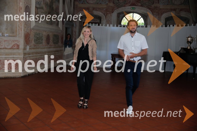  Katarina Čas, igralka;  Anže Kopitar, hokejist, LA KingsSlovenska predstavitev: Mercedes Benz GLA, GLB, GLC, GLC kupe, GLE, GLE kupe in GLS