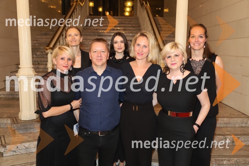  Anja  Žižek, marketing SNG Maribor;  Nevenka Pašek, marketing SNG Maribor;  Matjaž Partlič, SNG Maribor;  Anja Jurše, marketing SNG Maribor;  Mateja Kožuh, producentka Opere in Baleta SNG Maribor, akordeonistka;  Darja Čižek, marketing SNG Maribor;  Špela Lešnik, producentka Drame SNG MariborRadio and Juliet, jubilejna uprizoritev baleta SNG Maribor