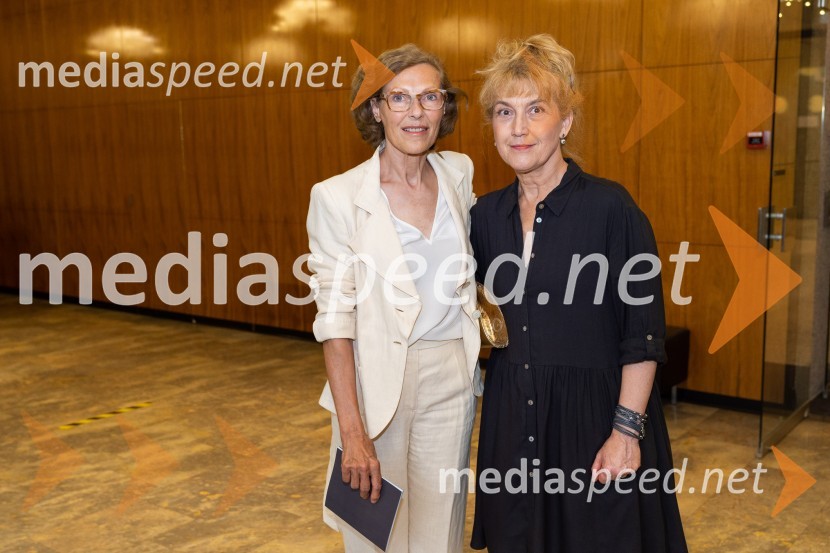  Alenka Klabus Vesel, dramaturginja;  Barbara Hieng Samobor, direktorica in umetniška vodja MGLŽalostinke, premiera drame