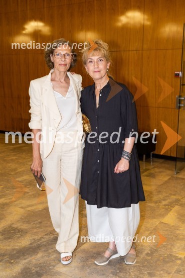  Alenka Klabus Vesel, dramaturginja;  Barbara Hieng Samobor, direktorica in umetniška vodja MGLŽalostinke, premiera drame
