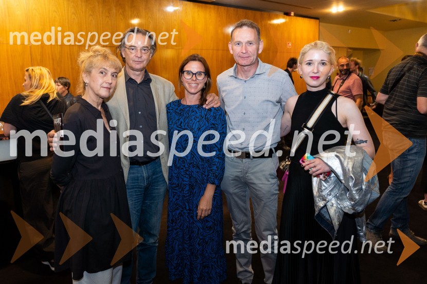  Barbara Hieng Samobor, direktorica in umetniška vodja MGL;   Igor  Samobor, igralec, ravnatelj SNG Drama Ljubljana;  Petra Bizjak, Direktoričina pomočnica, poslovni vodja MGL;  ... ;  Eva Mahkovic, dramaturginjaŽalostinke, premiera drame