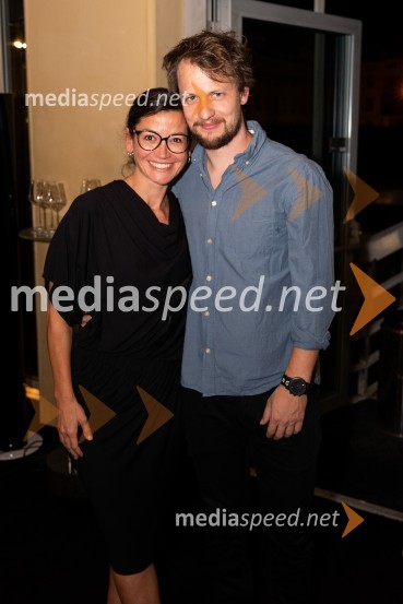  Simona  Belle, služba za stike z javnostmi MGL;  Jernej Gašperin, igralecŽalostinke, premiera drame