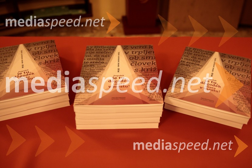 Monologi s kavča, premiera in odprtje razstave Dogodek je tu, dogodek imate v mestu!