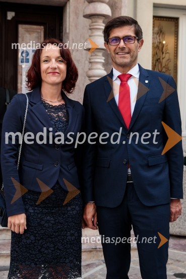  Urška Manček, organizatorica;  Matjaž Rakovec, župan Mestne občine KranjMonologi s kavča, premiera in odprtje razstave Dogodek je tu, dogodek imate v mestu!