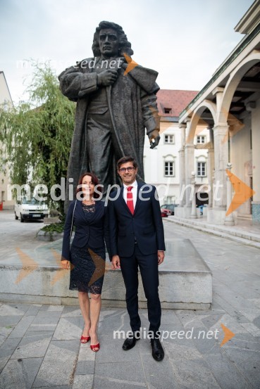  Urška Manček, organizatorica;  Matjaž Rakovec, župan Mestne občine KranjMonologi s kavča, premiera in odprtje razstave Dogodek je tu, dogodek imate v mestu!