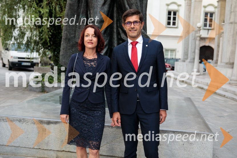  Urška Manček, organizatorica;  Matjaž Rakovec, župan Mestne občine KranjMonologi s kavča, premiera in odprtje razstave Dogodek je tu, dogodek imate v mestu!