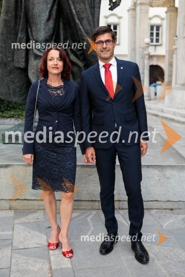  Urška Manček, organizatorica;  Matjaž Rakovec, župan Mestne občine KranjMonologi s kavča, premiera in odprtje razstave Dogodek je tu, dogodek imate v mestu!