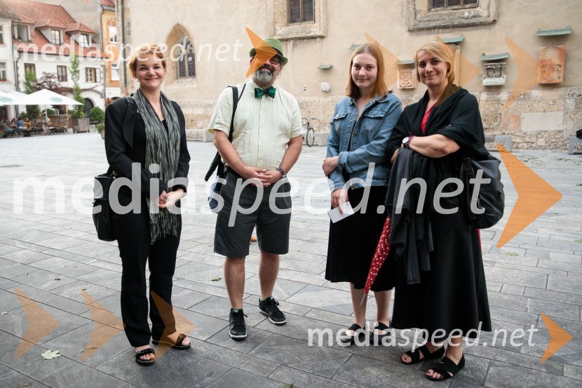 Monologi s kavča, premiera in odprtje razstave Dogodek je tu, dogodek imate v mestu!