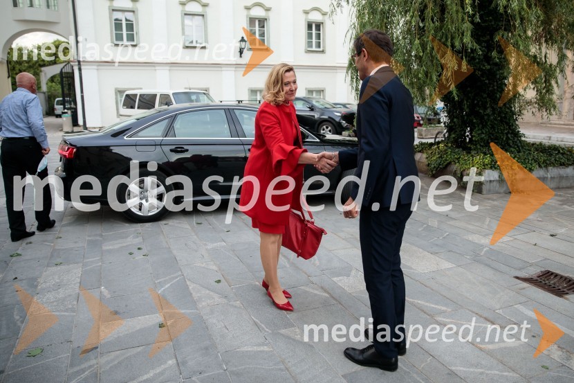  Ignacija  Fridl Jarc, državna sekretarka na Ministrstvu za kulturo RS;  Matjaž Rakovec, župan Mestne občine KranjMonologi s kavča, premiera in odprtje razstave Dogodek je tu, dogodek imate v mestu!