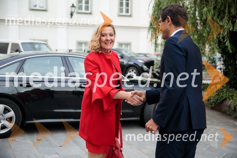  Ignacija  Fridl Jarc, državna sekretarka na Ministrstvu za kulturo RS;  Matjaž Rakovec, župan Mestne občine KranjMonologi s kavča, premiera in odprtje razstave Dogodek je tu, dogodek imate v mestu!