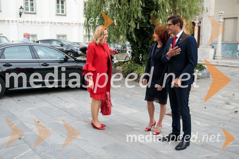  Ignacija  Fridl Jarc, državna sekretarka na Ministrstvu za kulturo RS;  Urška Manček, organizatorica;  Matjaž Rakovec, župan Mestne občine KranjMonologi s kavča, premiera in odprtje razstave Dogodek je tu, dogodek imate v mestu!