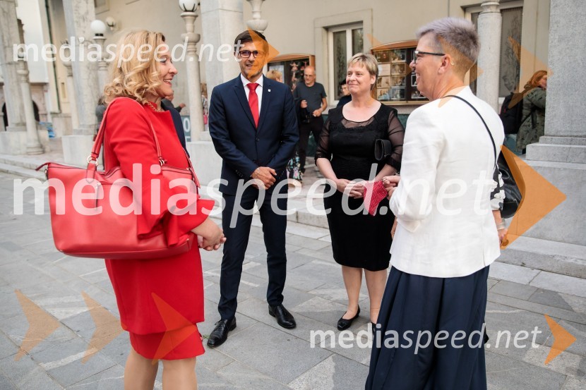  Ignacija  Fridl Jarc, državna sekretarka na Ministrstvu za kulturo RS;  Matjaž Rakovec, župan Mestne občine Kranj;  ... ;  Mirijam Drnovšček, direktorica Prešernovega gledališča KranjMonologi s kavča, premiera in odprtje razstave Dogodek je tu, dogodek imate v mestu!