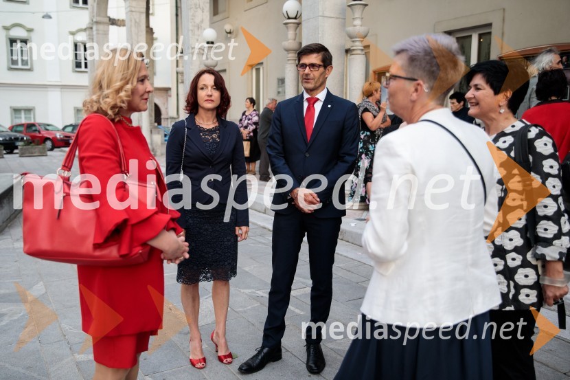  Ignacija  Fridl Jarc, državna sekretarka na Ministrstvu za kulturo RS;  Urška Manček, organizatorica;  Matjaž Rakovec, župan Mestne občine Kranj;  Mirjam Drnovšček, direktorica Prešernovega gledališča Kranj;  ... Monologi s kavča, premiera in odprtje razstave Dogodek je tu, dogodek imate v mestu!