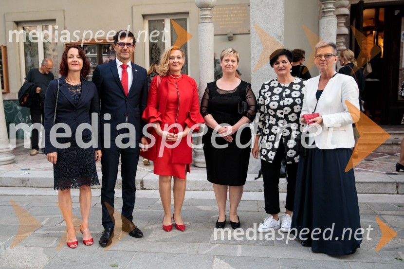  Urška Manček, organizatorica;  Matjaž Rakovec, župan Mestne občine Kranj;  Ignacija  Fridl Jarc, državna sekretarka na Ministrstvu za kulturo RS;  ... ;  ... ;  Mirijam Drnovšček, direktorica Prešernovega gledališča KranjMonologi s kavča, premiera in odprtje razstave Dogodek je tu, dogodek imate v mestu!