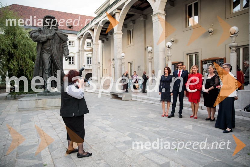 Monologi s kavča, premiera in odprtje razstave Dogodek je tu, dogodek imate v mestu!