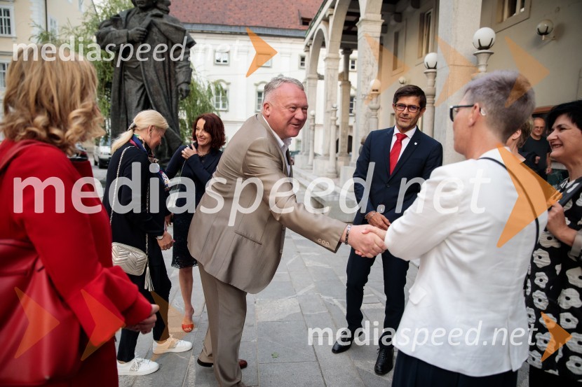 Monologi s kavča, premiera in odprtje razstave Dogodek je tu, dogodek imate v mestu!