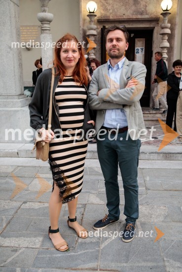 Monologi s kavča, premiera in odprtje razstave Dogodek je tu, dogodek imate v mestu!