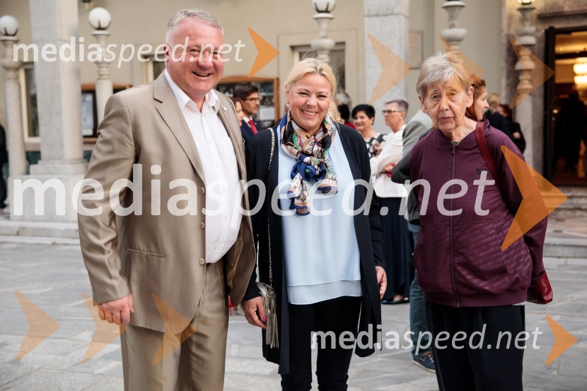 Monologi s kavča, premiera in odprtje razstave Dogodek je tu, dogodek imate v mestu!