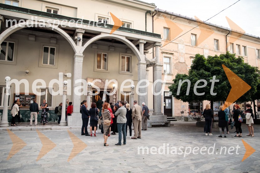 Monologi s kavča, premiera in odprtje razstave Dogodek je tu, dogodek imate v mestu!