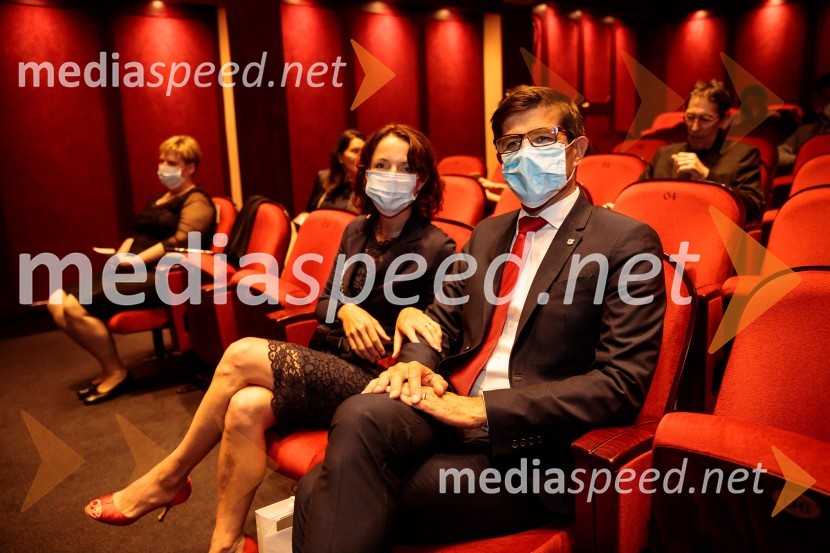  Maša Kociper, poslanka, podpredsednica SAB;  Matjaž Rakovec, župan Mestne občine KranjMonologi s kavča, premiera in odprtje razstave Dogodek je tu, dogodek imate v mestu!