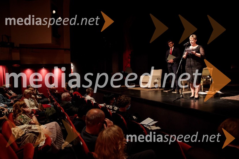 Monologi s kavča, premiera in odprtje razstave Dogodek je tu, dogodek imate v mestu!