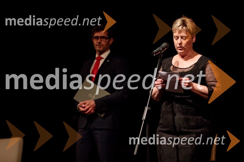 Monologi s kavča, premiera in odprtje razstave Dogodek je tu, dogodek imate v mestu!