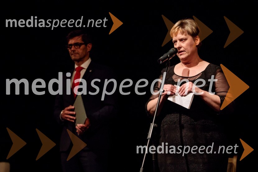 Monologi s kavča, premiera in odprtje razstave Dogodek je tu, dogodek imate v mestu!