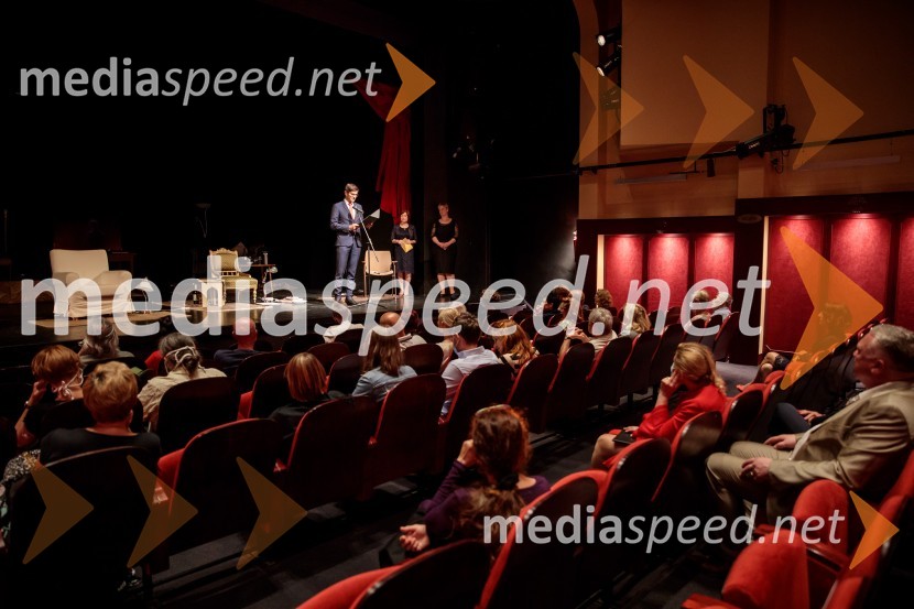 Monologi s kavča, premiera in odprtje razstave Dogodek je tu, dogodek imate v mestu!