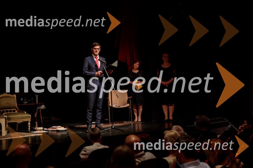 Monologi s kavča, premiera in odprtje razstave Dogodek je tu, dogodek imate v mestu!