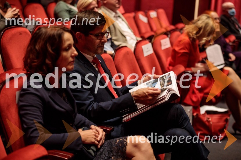 Monologi s kavča, premiera in odprtje razstave Dogodek je tu, dogodek imate v mestu!