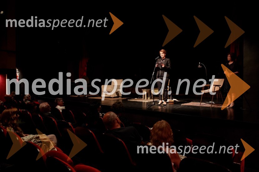 Monologi s kavča, premiera in odprtje razstave Dogodek je tu, dogodek imate v mestu!