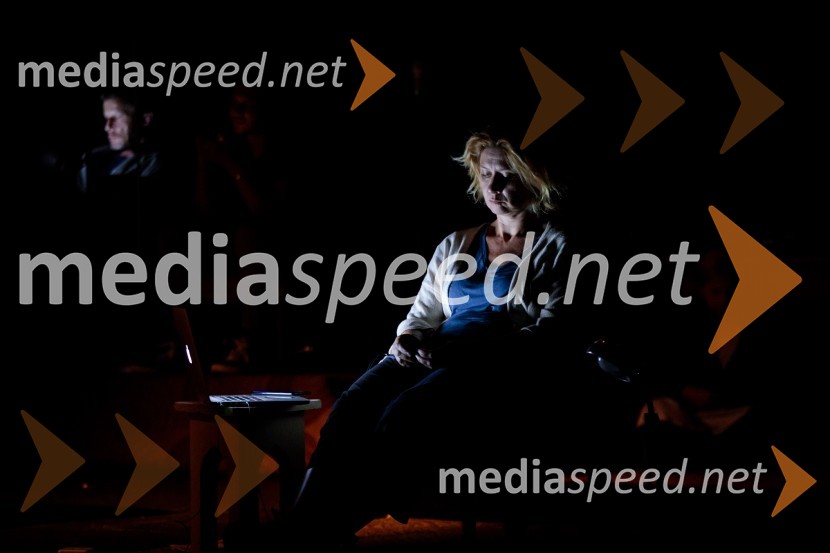 Monologi s kavča, premiera in odprtje razstave Dogodek je tu, dogodek imate v mestu!