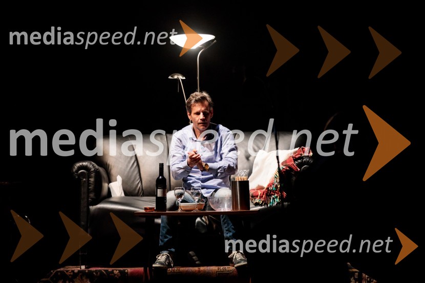  Aljoša Ternovšek, igralecMonologi s kavča, premiera in odprtje razstave Dogodek je tu, dogodek imate v mestu!