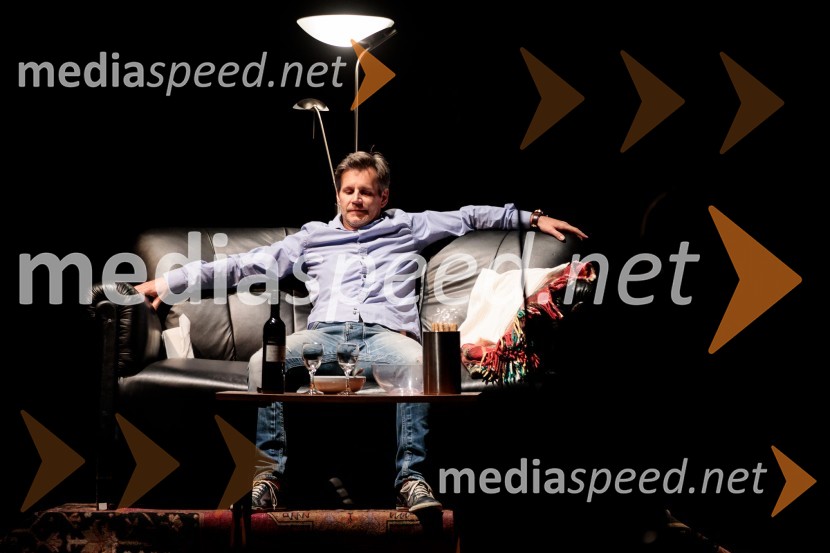  Aljoša Ternovšek, igralecMonologi s kavča, premiera in odprtje razstave Dogodek je tu, dogodek imate v mestu!