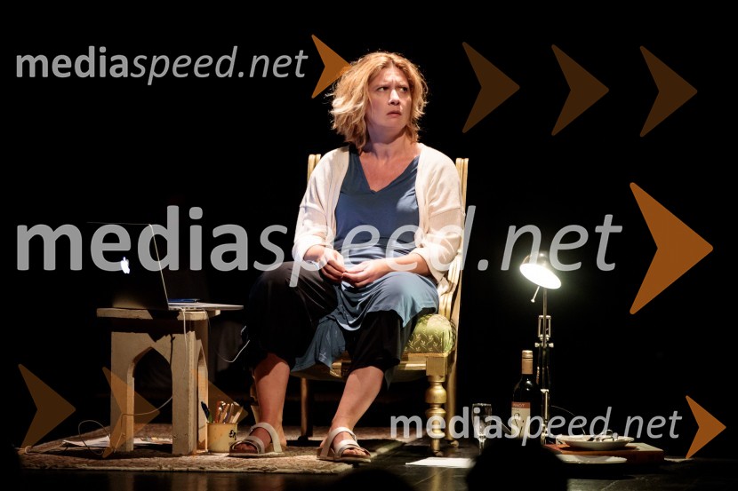  Vesna Pernarčič, igralkaMonologi s kavča, premiera in odprtje razstave Dogodek je tu, dogodek imate v mestu!