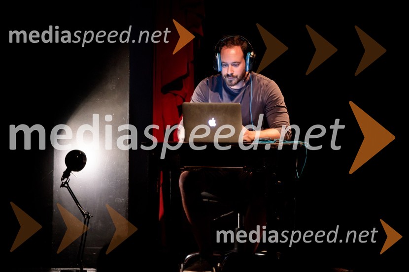  Miha Rodman, igralecMonologi s kavča, premiera in odprtje razstave Dogodek je tu, dogodek imate v mestu!