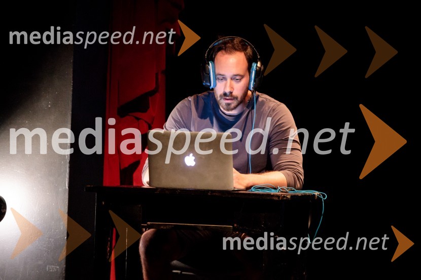  Miha Rodman, igralecMonologi s kavča, premiera in odprtje razstave Dogodek je tu, dogodek imate v mestu!